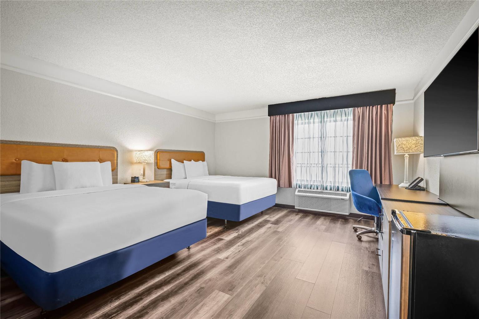 La Quinta Inn & Suites by Wyndham Miami Airport West - photo 25