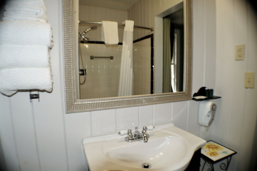 CedarWood Inn - photo 97