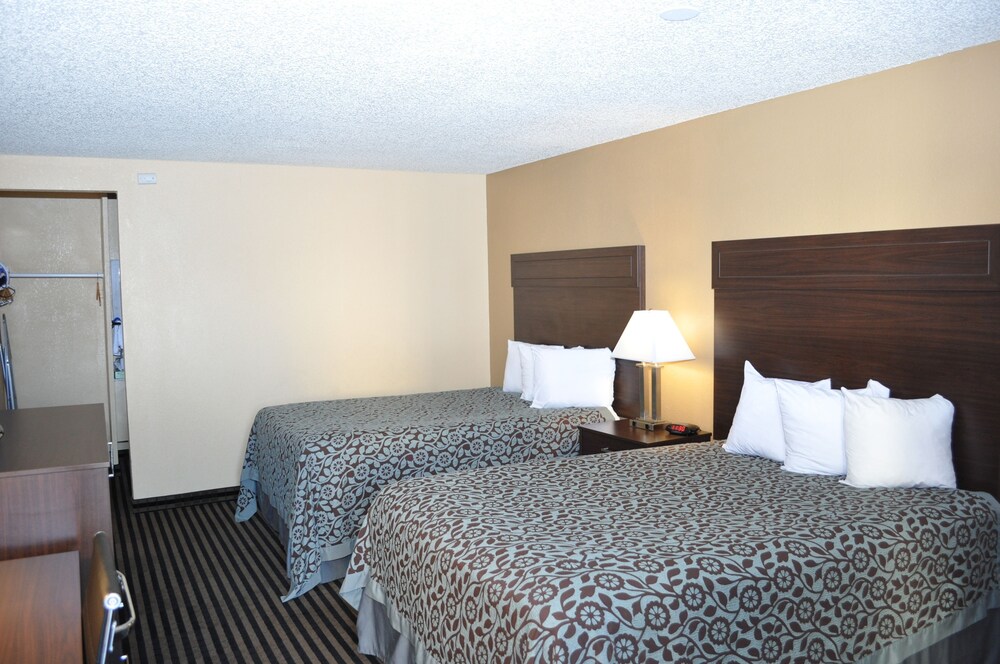 Evergreen Hotel & Suites - photo 15
