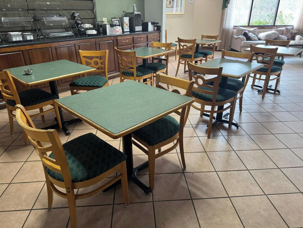 OYO Hotel Harriman near I 40 - photo 36