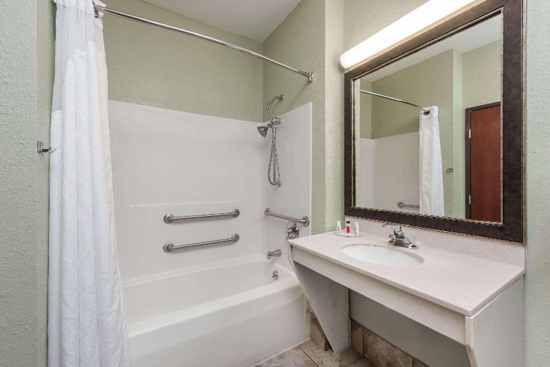 Seasons Inn and Suites Highland - photo 7