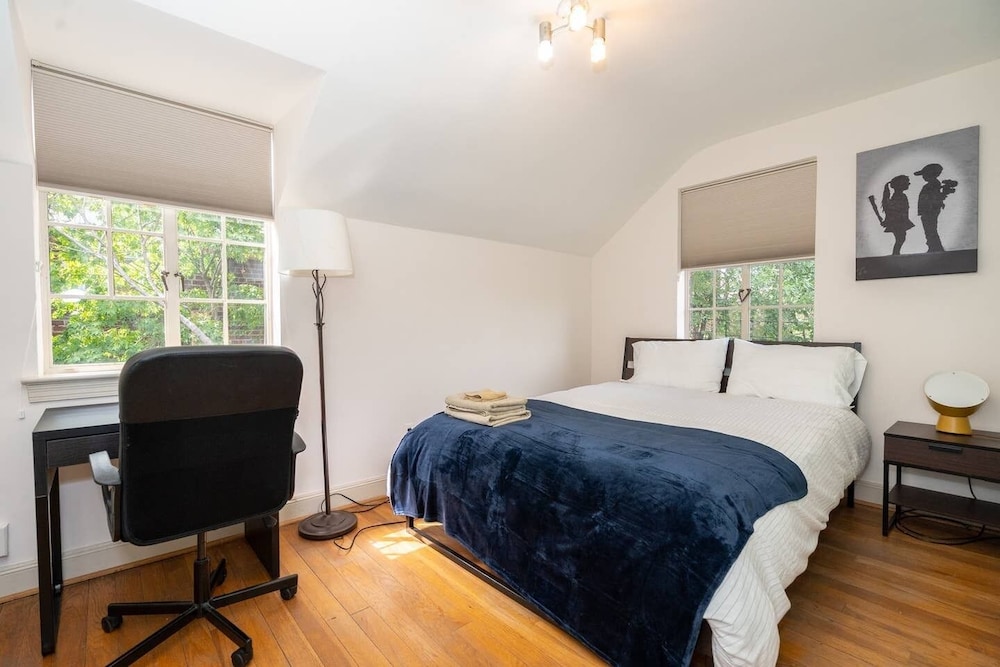 Spacious 4BR CozySuites in Old Town Alexandria - photo 5