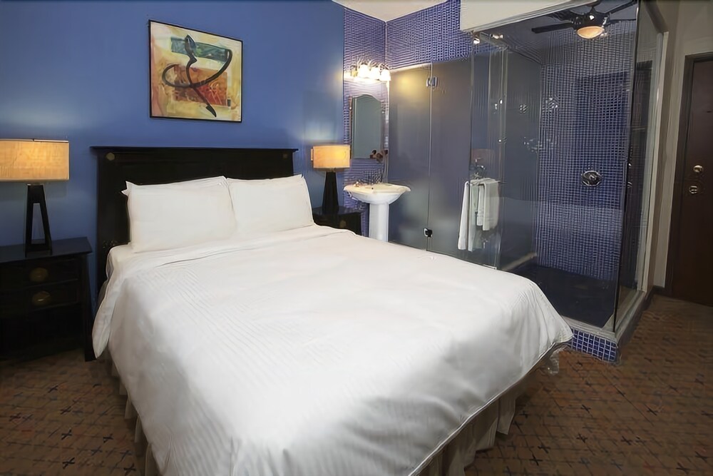 The Broadway Hotel and Hostel - photo 10