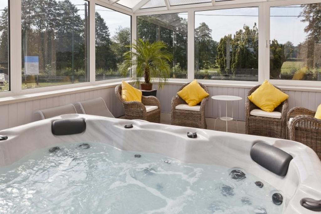 Le pavillon de l'herboriste 14p jacuzzi jardin — hotel in Tintigny