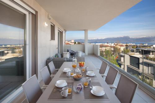 Perla Garda Lake Apartment With Pool — 4-Star Luxury Hotel in Peschiera Del Garda, Italy