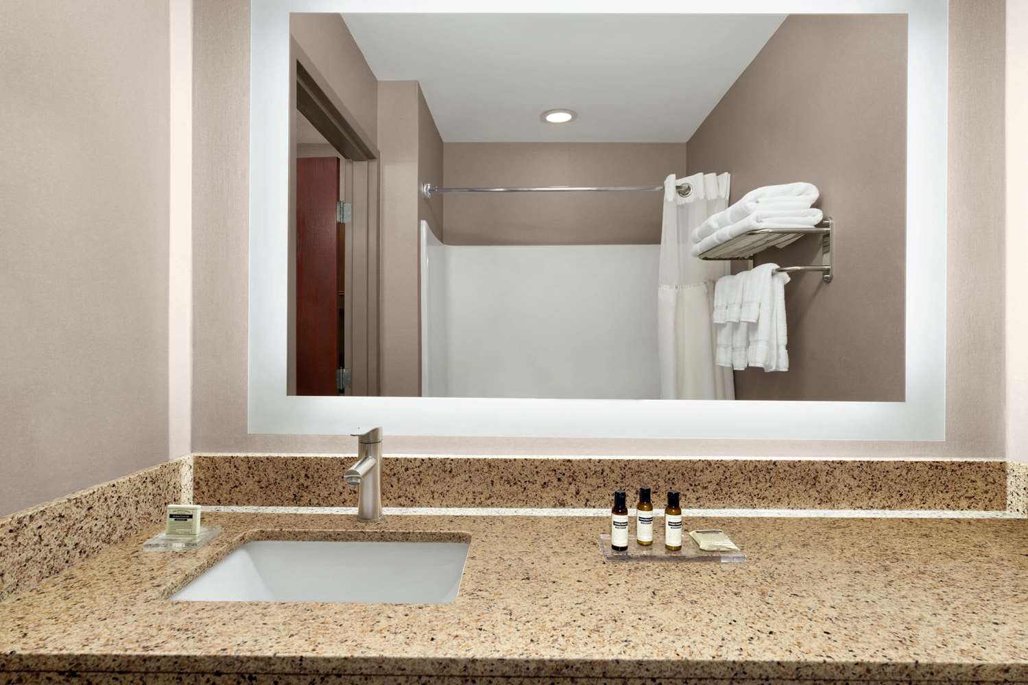 Lancaster Suites - photo 22