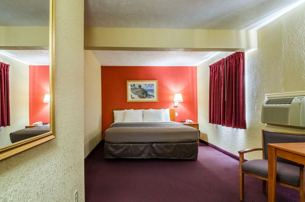 Econo Lodge Interstate 35 Exit 183 - photo 12