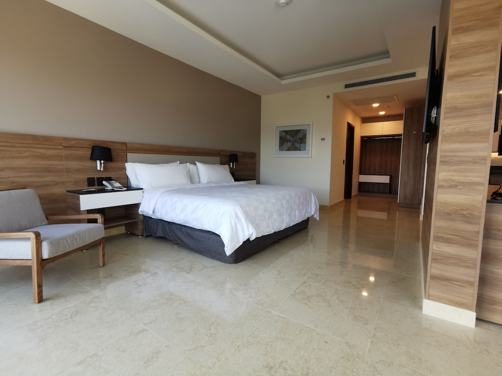Holiday Inn & Suites Puerto Vallarta Marina & Golf by IHG