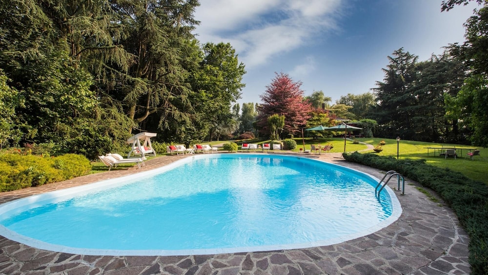 Villa Pina 8 2 in Sulbiate — 4-Star Luxury Hotel in Sulbiate, Italy