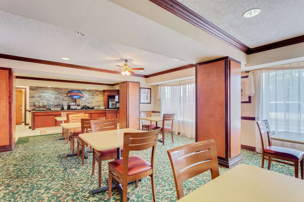 Baymont by Wyndham Kalamazoo East - photo 5