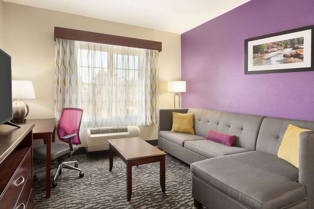La Quinta Inn & Suites by Wyndham Fresno Northwest - photo 48