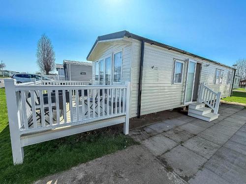 8 Berth Caravan By The Beautiful Beach Of Hunstanton In Norfolk Ref 23006W in Hunstanton, United Kingdom