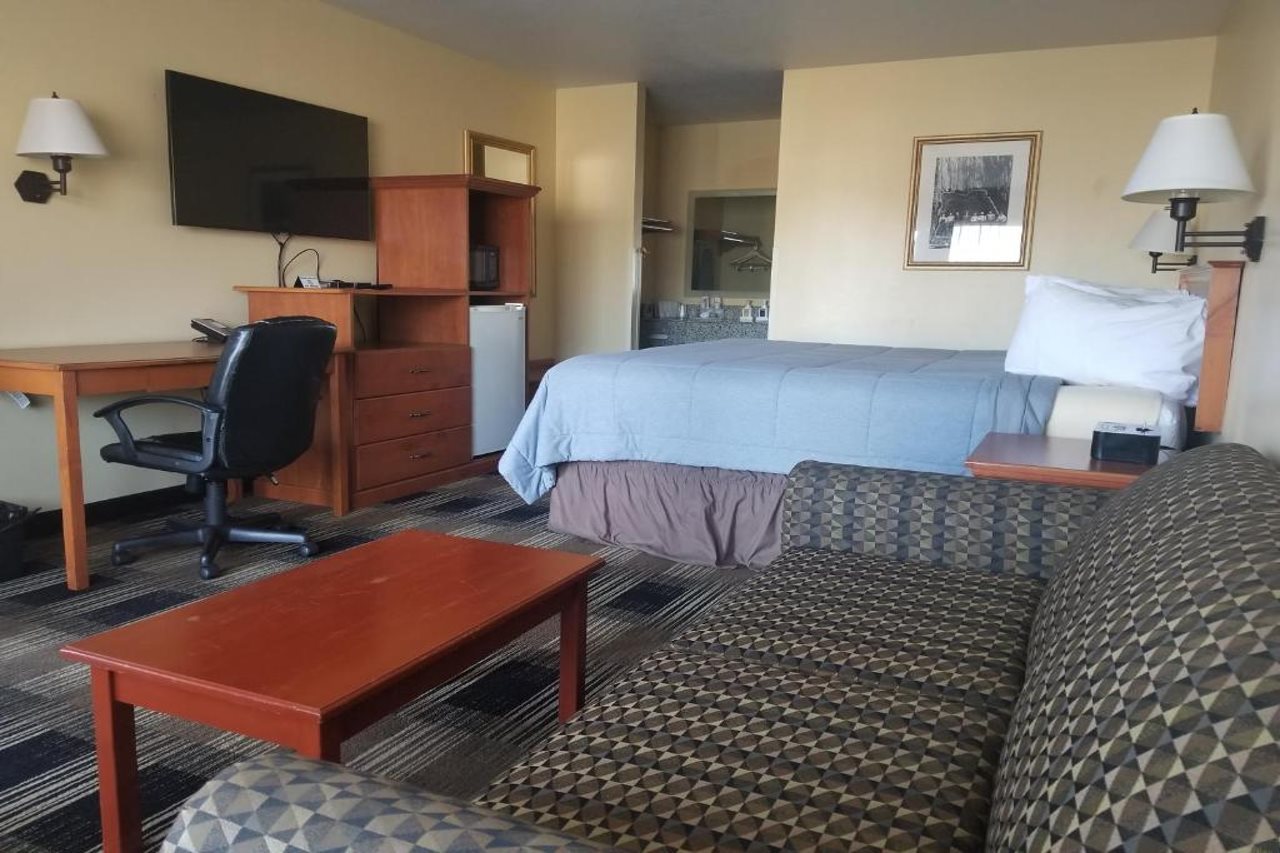 Oakridge Inn & Suites - photo 14
