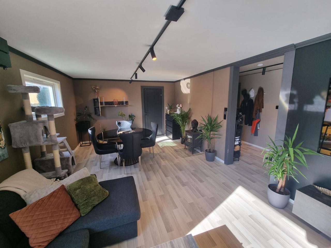 Spacious And Central Apartment with a Private Garden Free Parking And Free Ev Recharging — 4-Star Luxury Hotel in Stavanger, Norway