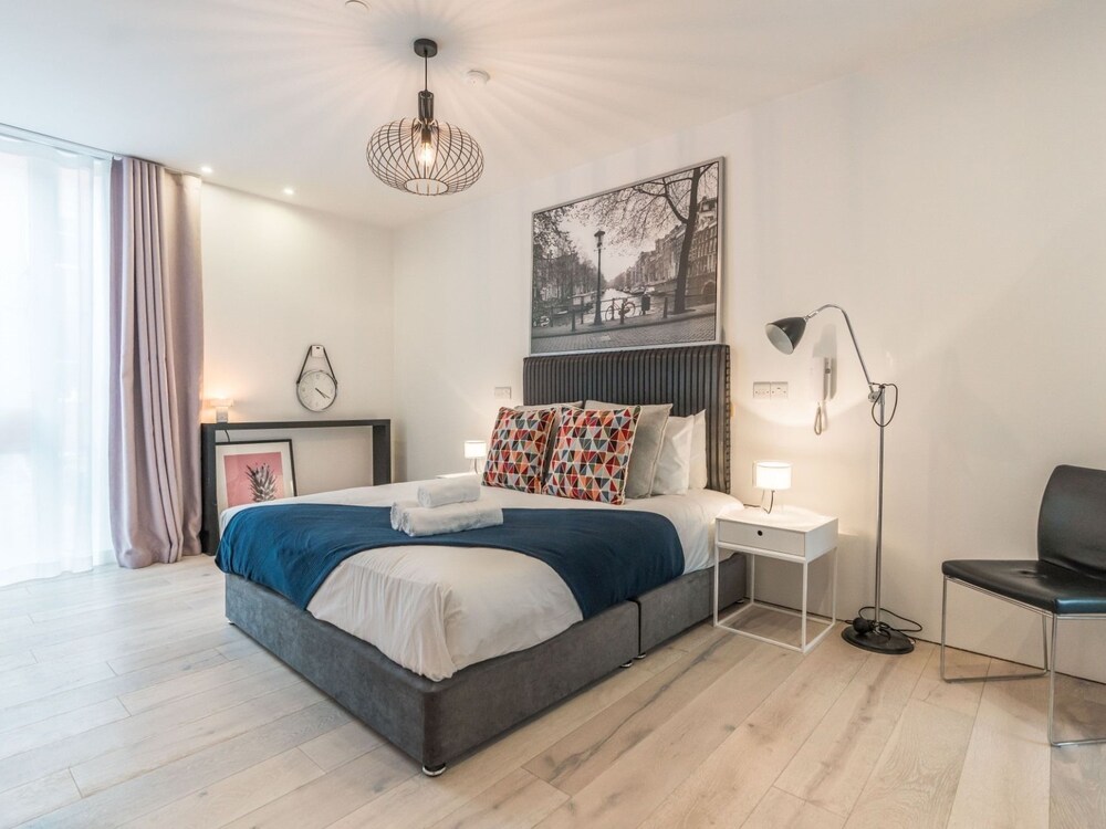 The Daniel Day Lewis Suite Hiphipstay — 4-Star Luxury Hotel in Dublin, Republic of Ireland