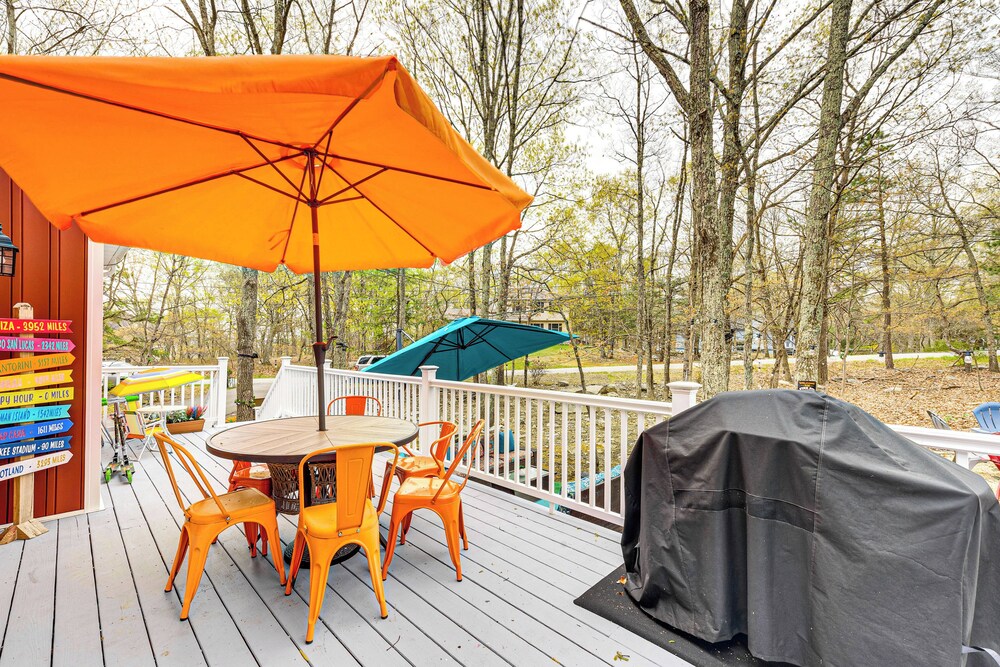 Deck Fire Pit And Pool Access at Poconos Retreat - photo 2