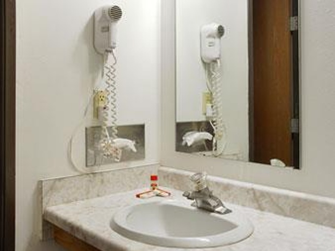 Becker Inn & Suites - photo 8