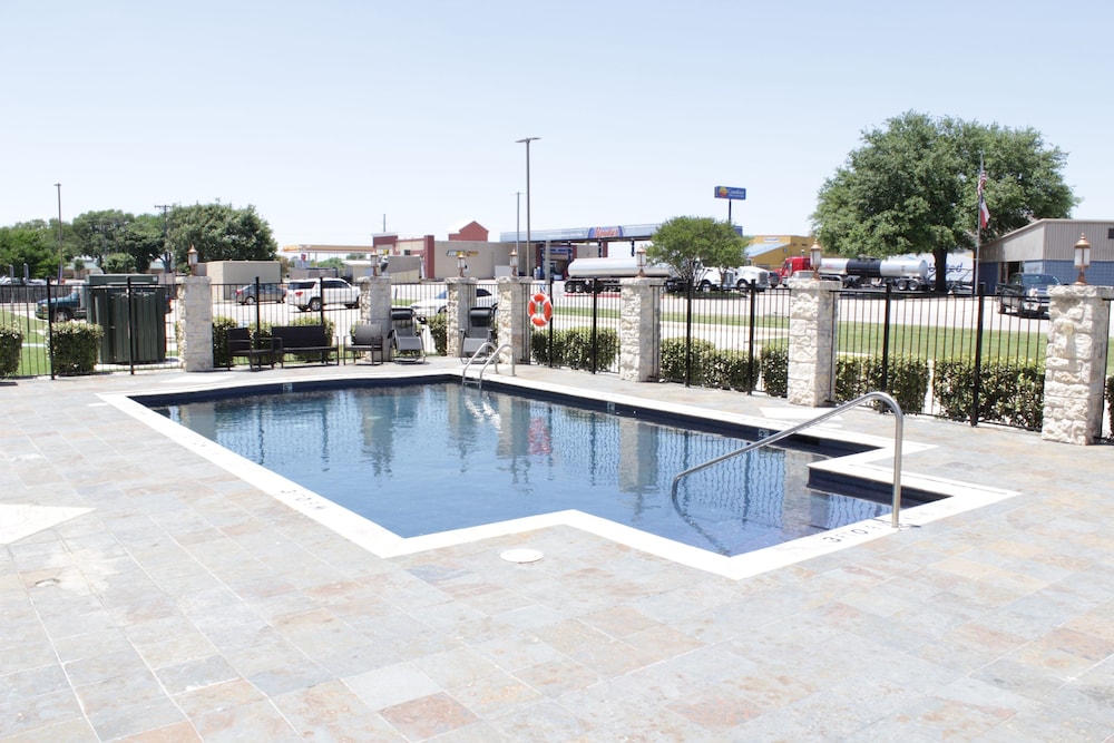 Hampton Inn Seguin - photo 42