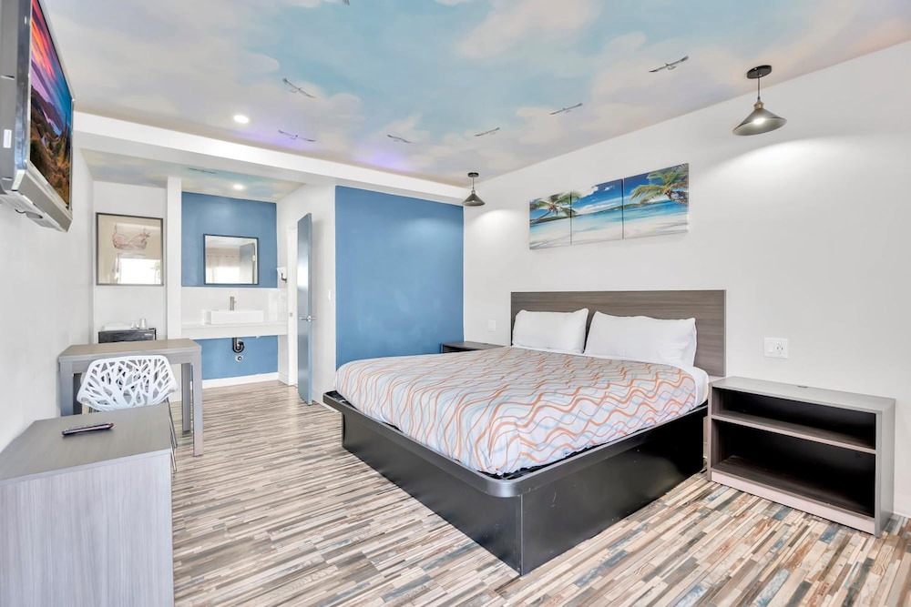 Tradewinds Motel in Lakewood, United States