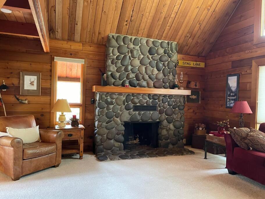 Dog Friendly across from tubing SHARC Nectar bed in Sunriver, United States
