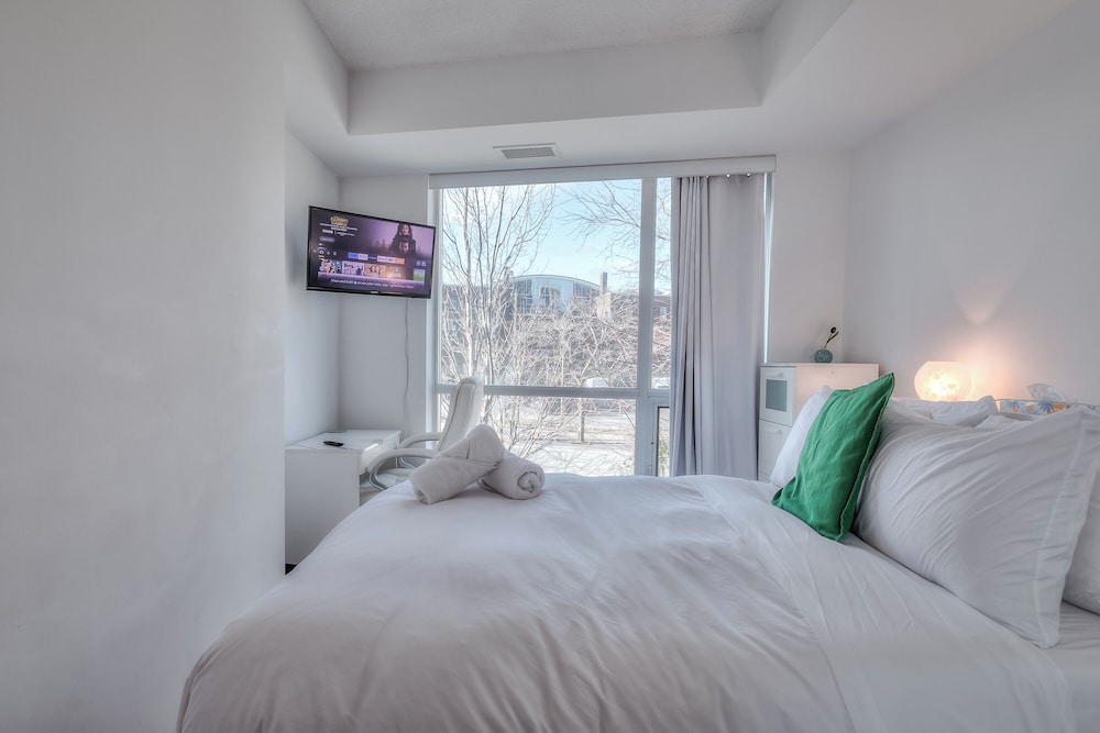 The 300 Suites — Toronto — photo 3