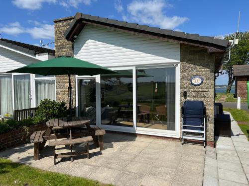 VALLEY VIEW self catering coastal bungalow in rural West Wight — 4-Star Luxury Hotel in Freshwater, United Kingdom
