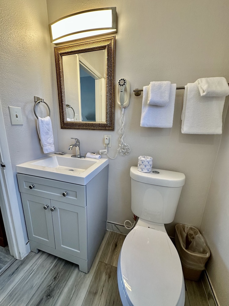 The Palomar Inn - photo 21