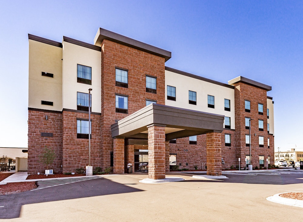 Cobblestone Hotel & Suites Superior Duluth - carbon neutral hotel in Superior