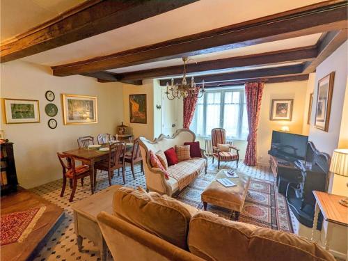 Gîte Cosy à Abzac avec Jardin Proche Confolens et Services Inclus FR 1 653 84