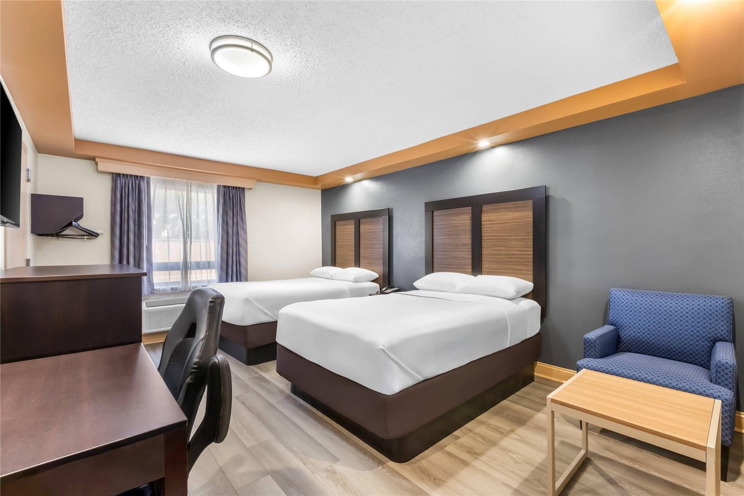 Econo Lodge Woodbridge - photo 17