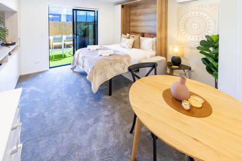 Central Oasis: Charming Studio with Backyard — 4-Star Luxury Hotel in Christchurch, New Zealand