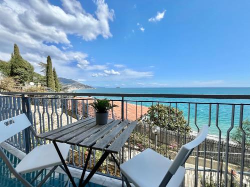 Vista Mare & AC Smeraldo Apartment — 4-Star Luxury Hotel in Laigueglia, Italy