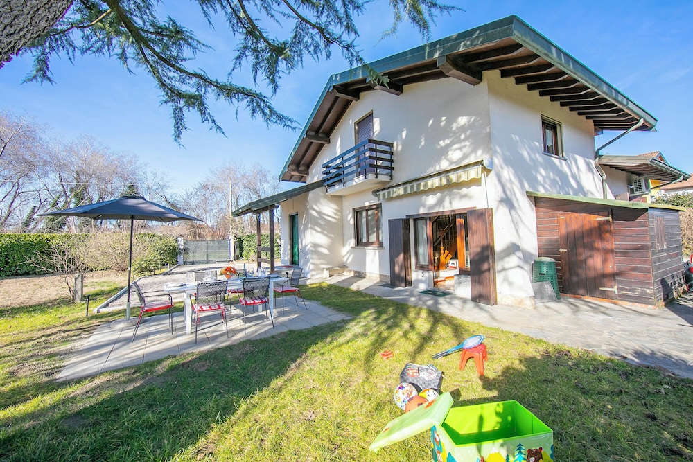 Cedar House Villa Few Minutes From Lake — 4-Star Luxury Hotel in Angera, Italy