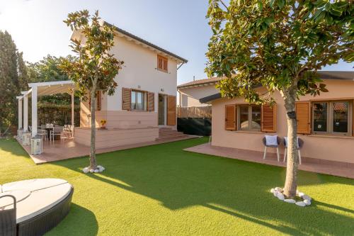 Villino Esse Libero su 4 Lati più Dependance nel cuore della Versilia in Pietrasanta, Italy