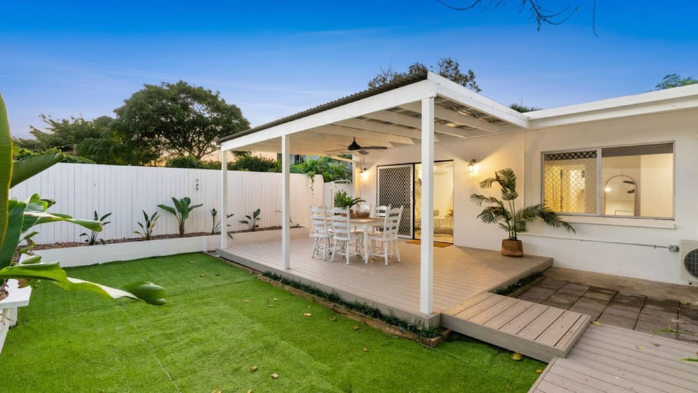 Bright and Spacious Triplex Near Holloways Beach — 4-Star Luxury Hotel in Holloways Beach, Australia