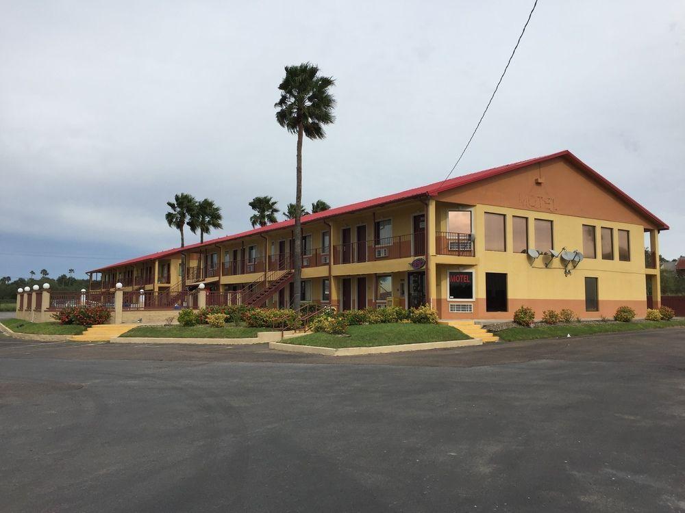 Deluxe Inn Airport - photo 4