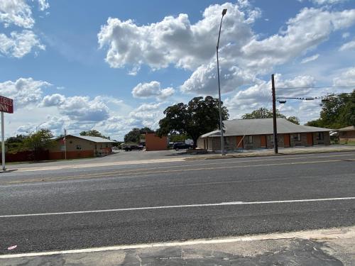 Redbud Inn - photo 2