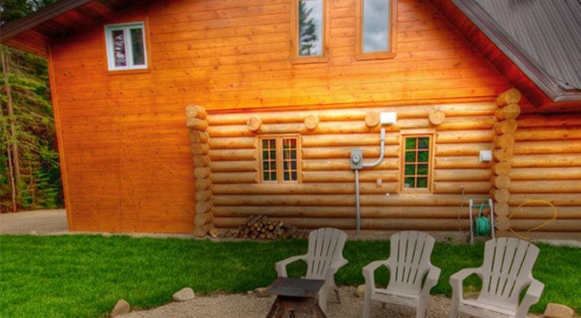 Le Chalet Le Bois Rond Des Ruisseaux — 4-Star Luxury Hotel in Quebec, Canada