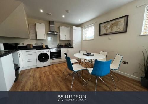 Three Bedroom Townhouse with Parking — 4-Star Luxury Hotel in Telford, United Kingdom