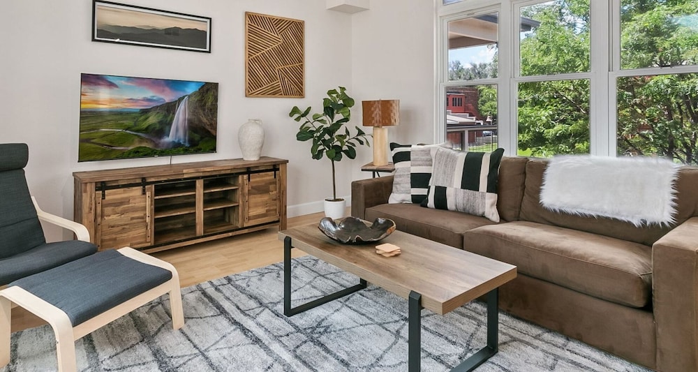 Quiet Urban Escape Backs to Poudre River Trail — 4-Star Luxury Hotel in Fort Collins, United States