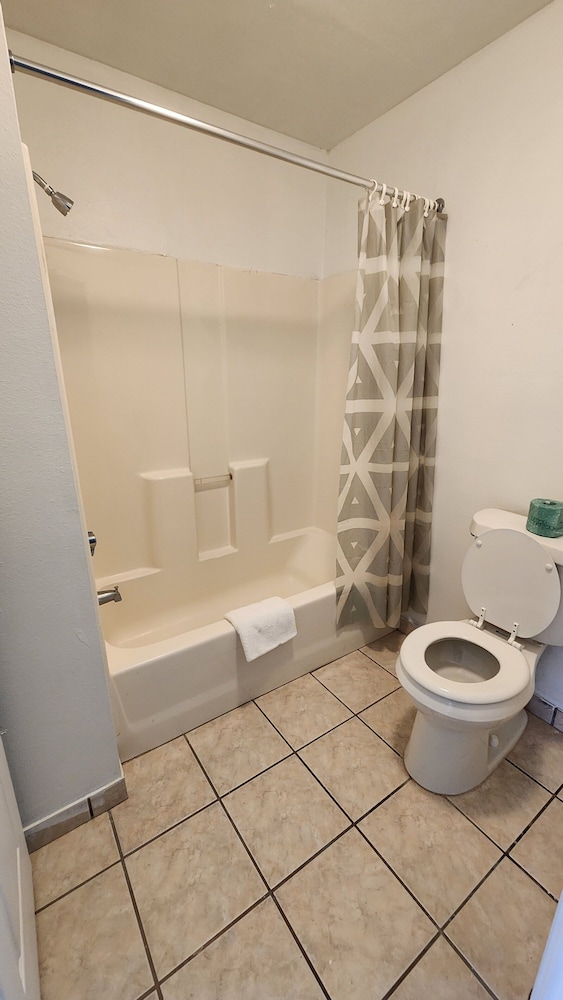 Benbrook Inn & Suites - photo 25