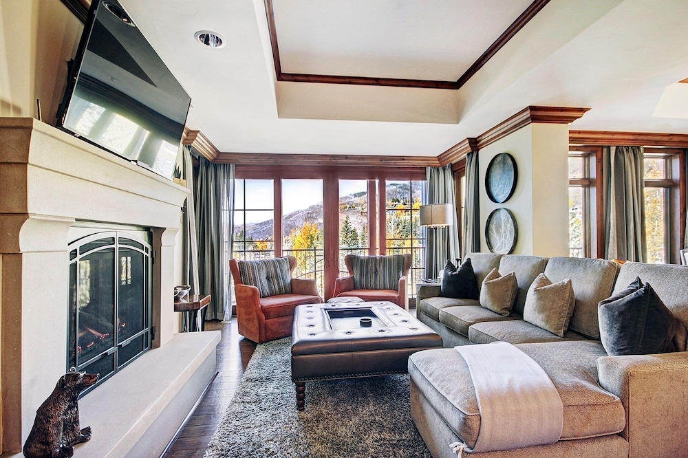 Chic 2 BR Den Ritz Carlton Condo with Valley Views by RedAwning Save 20 on 7 Nights — 4-Star Luxury Hotel in Vail, United States