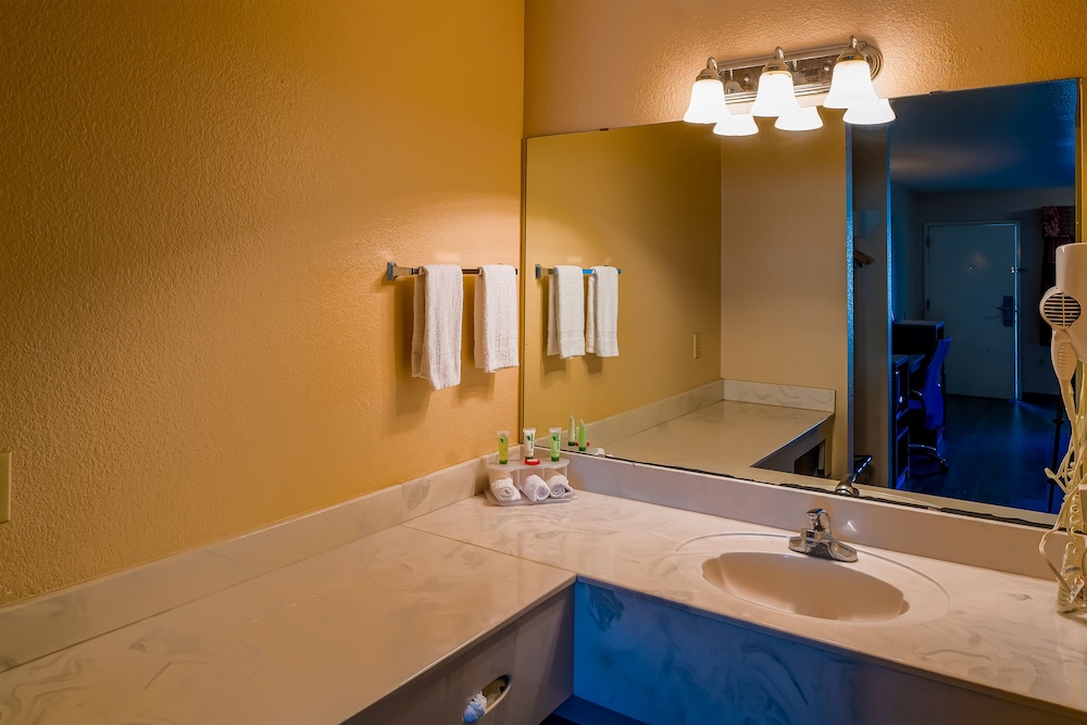 OYO Hotel Yoakum West - photo 32