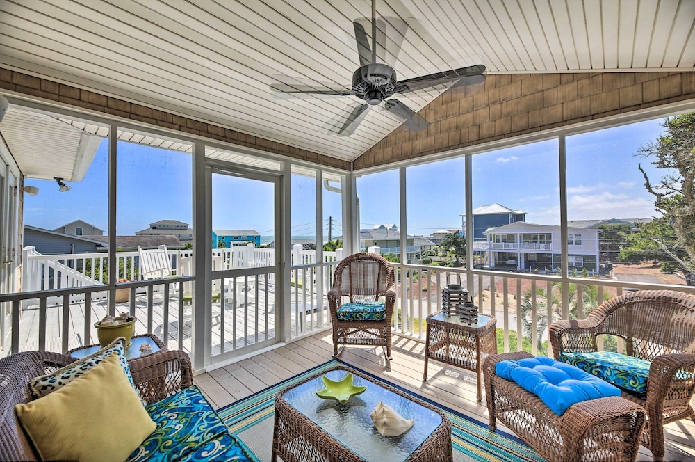 1 Block to Beach: Emerald Isle Gem w Ocean View — hotel in Emerald Isle