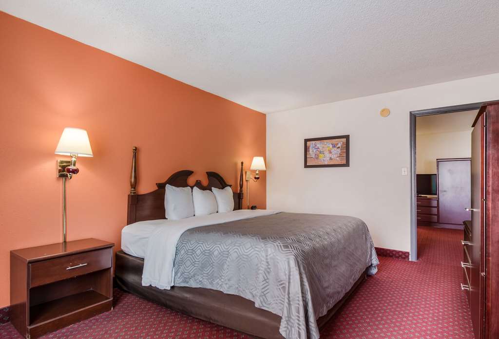 Econo Lodge Inn & Suites Chambersburg Central - photo 20