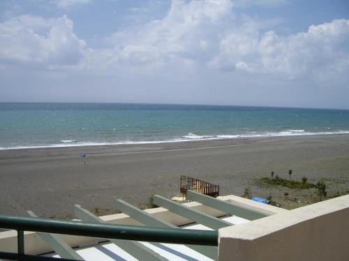 Espectacular residencial en 1a linea con piscina — 4-Star Luxury Hotel in Velez-Malaga, Spain