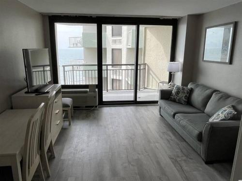Stay in Style in our Oceanview Suite Dogs OK 1838 — 4-Star Luxury Hotel in Myrtle Beach, United States