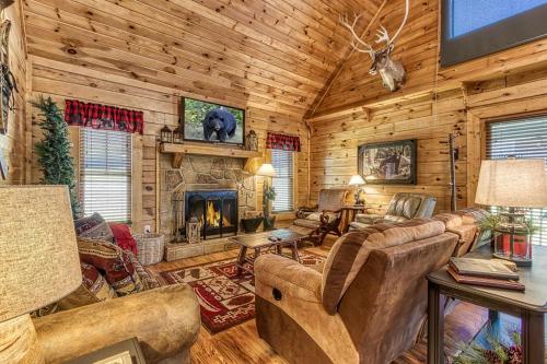 Minutes to Dollywood &The Island in Pigeon Forge Hot tubOutdoor FirepitGas GrillIndoor Fireplace — 4-Star Luxury Hotel in Sevierville, United States