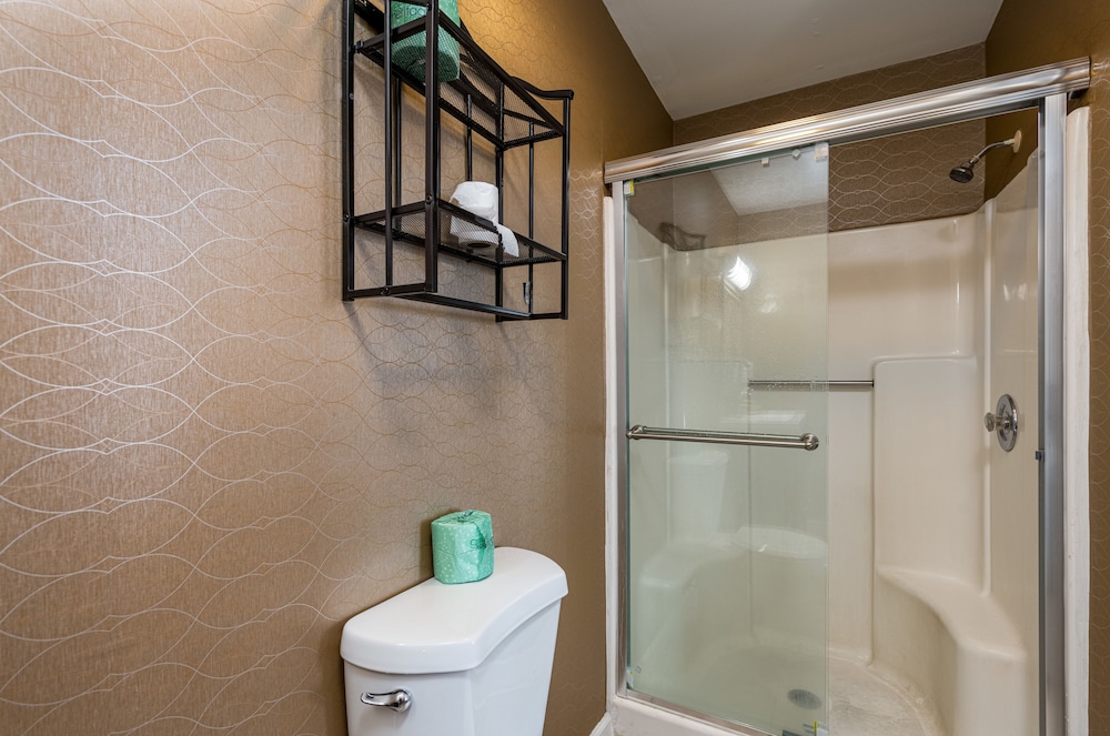 Boardwalk Hotel Charlee & Beach House Rentals - photo 40