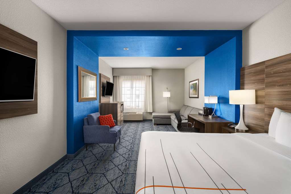 La Quinta Inn & Suites by Wyndham Denton University Drive - photo 12